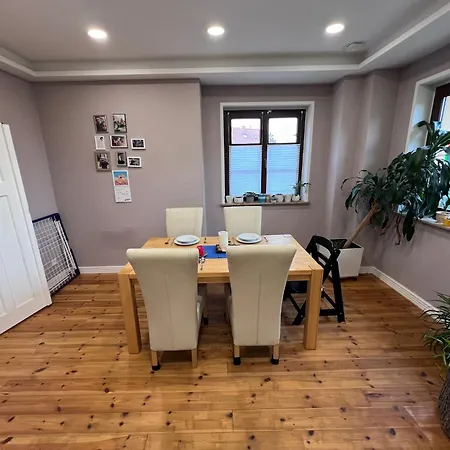 Δωμάτια σε οικογενειακή κατοικία Gaestehaus Amann, Naehe Porsche, Flughafen, Messe , Haus Auensee & Bmw *